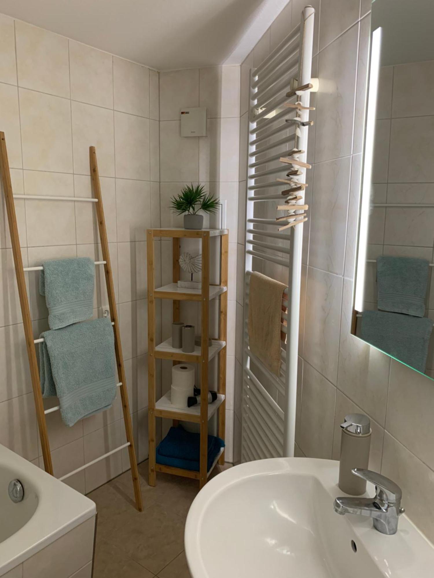 City-Apartment Mit Parkplatz & Fahrradraum! Nur 300M Zum Stadthafen 슈베린 외부 사진